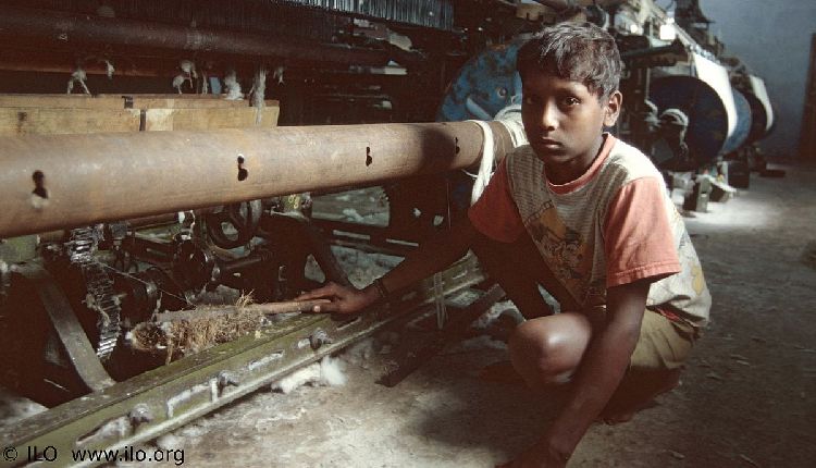 india bambini tra scuola e sfruttamento
